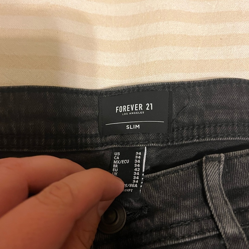 Forever 21 Men’s Black Ripped Knee Slim Jeans - Picture 2 of 2